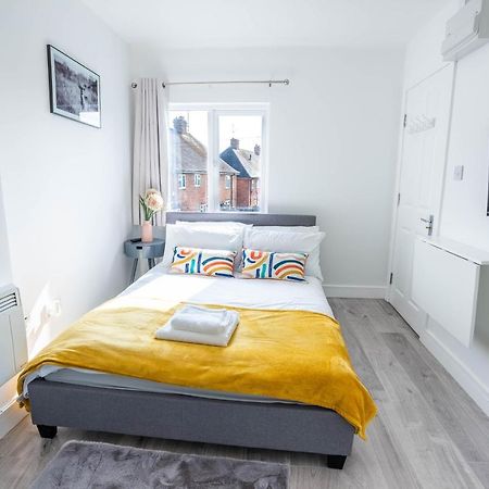 No 01 Small Studio Flat In Aylesbury Town Station מראה חיצוני תמונה