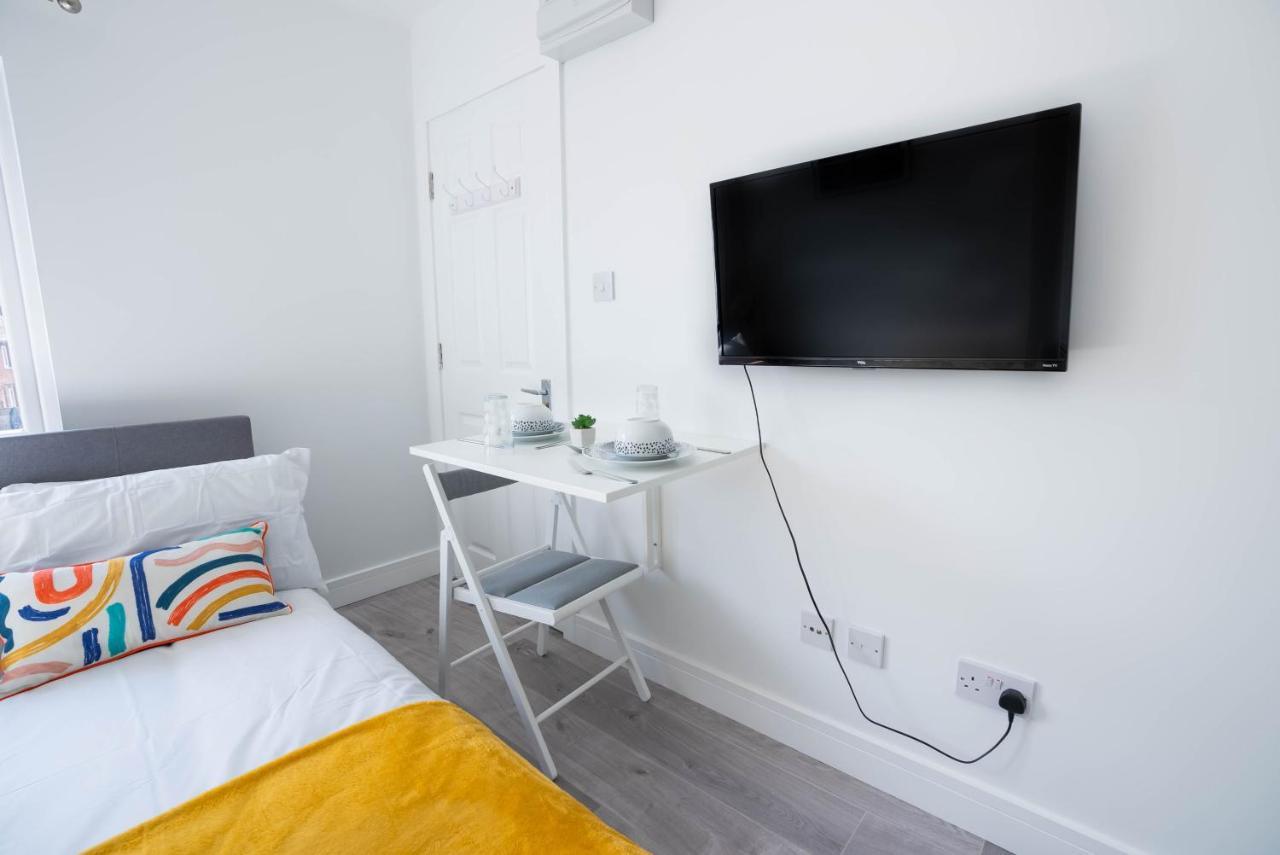No 01 Small Studio Flat In Aylesbury Town Station מראה חיצוני תמונה